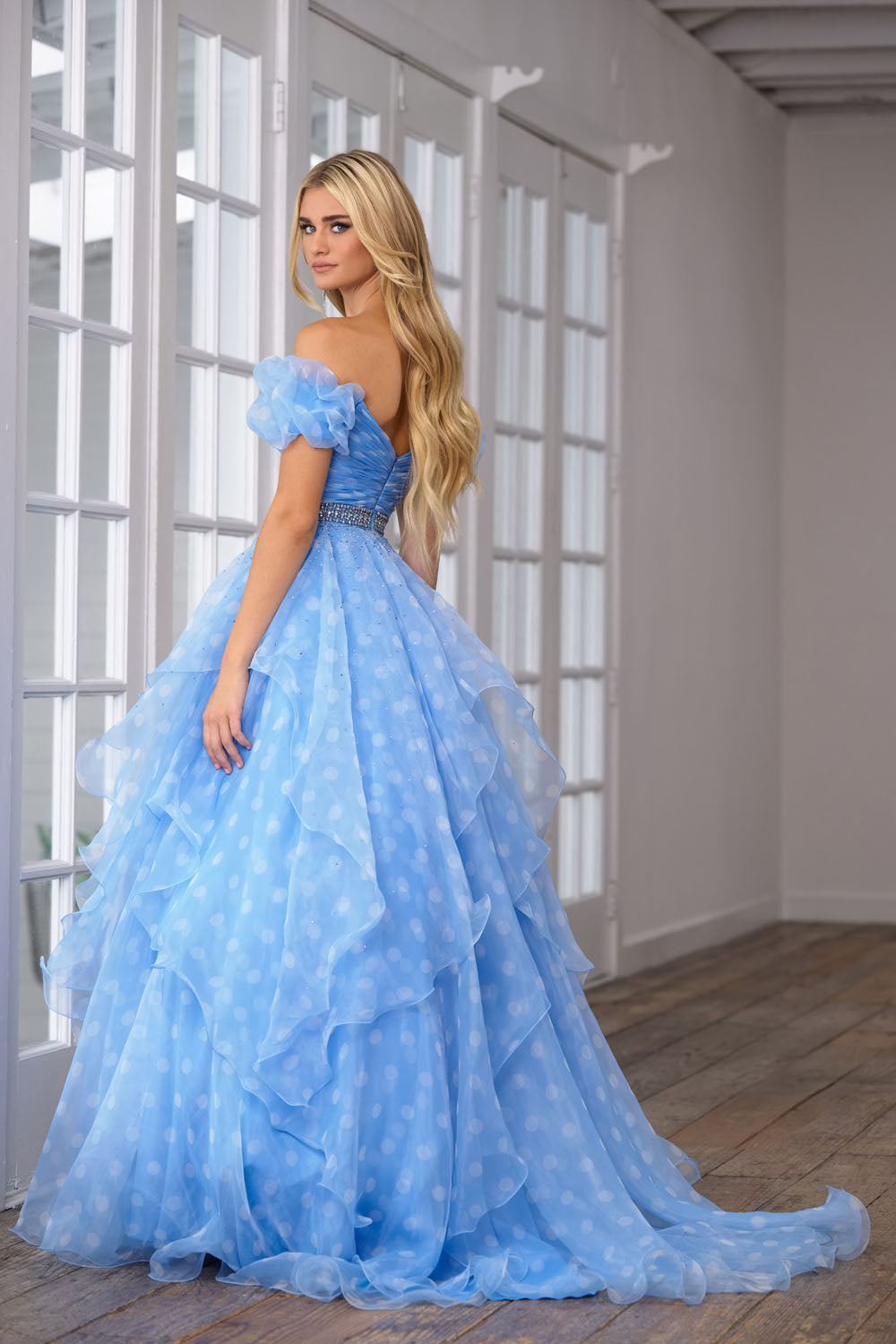 Ava Presley 39318 prom dresses images. Style 39318 by Ava Presley is available in these colors: Black White.
